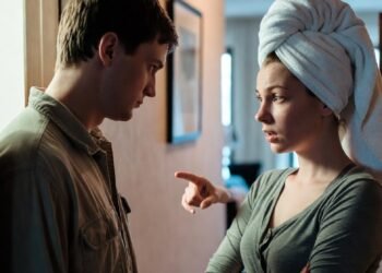 Он говорил, что задерживается на работе, но правда оказалась другой