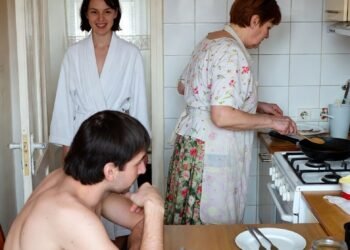 Муж с мамой шептались на балконе, как отнять у меня квартиру. Они не знали, что я всё слышу