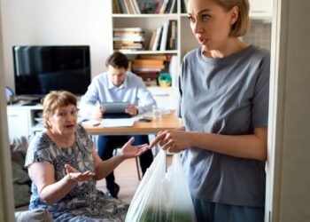 Муж хотел купить маме дачу на мои накопления. Я потратила их иначе — и он остался без жены